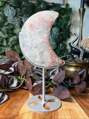 Flower agate moon on stand